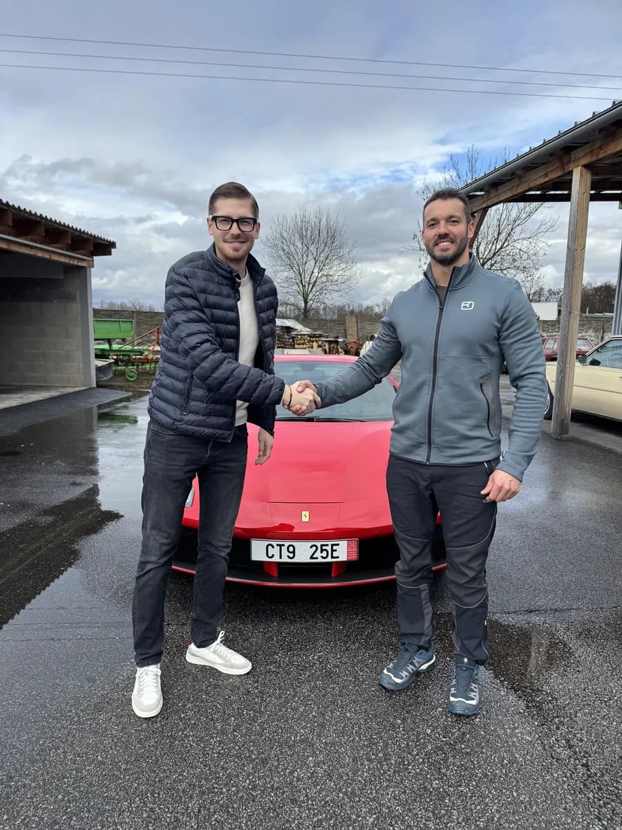 Ferrari 488 GTB a GMC Yukon
